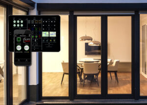 Mit nur einer einzigen App lassen sich hersteller-und systemunabhängig alle integrierten Geräte auch von unterwegs vom Smartphone oder Tablet steuern. (Bild: iHaus)