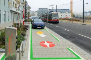 Auto auf dem Parkstreifen für Carsharing von Wien Mobil. Im Hintergrund eine Bim