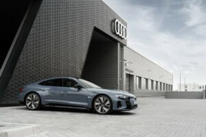 e-tron Grant Turismo vor einem Audi-Gebäude