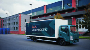 BAX 7,5 Tonnen E-LKW vor Industriegebäude