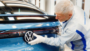 Volkswagen-Mitarbeiter Frank Wiegele prüft den ID.5 im Lichttunnel.