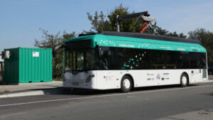 Das Schnell- bzw. Pulsladesystem der M&P Motion Control and Power Electronics GmbH lädt E-Busse mit bis zu 500 kW innerhalb kürzester Zeit leise und netzschonend auf.