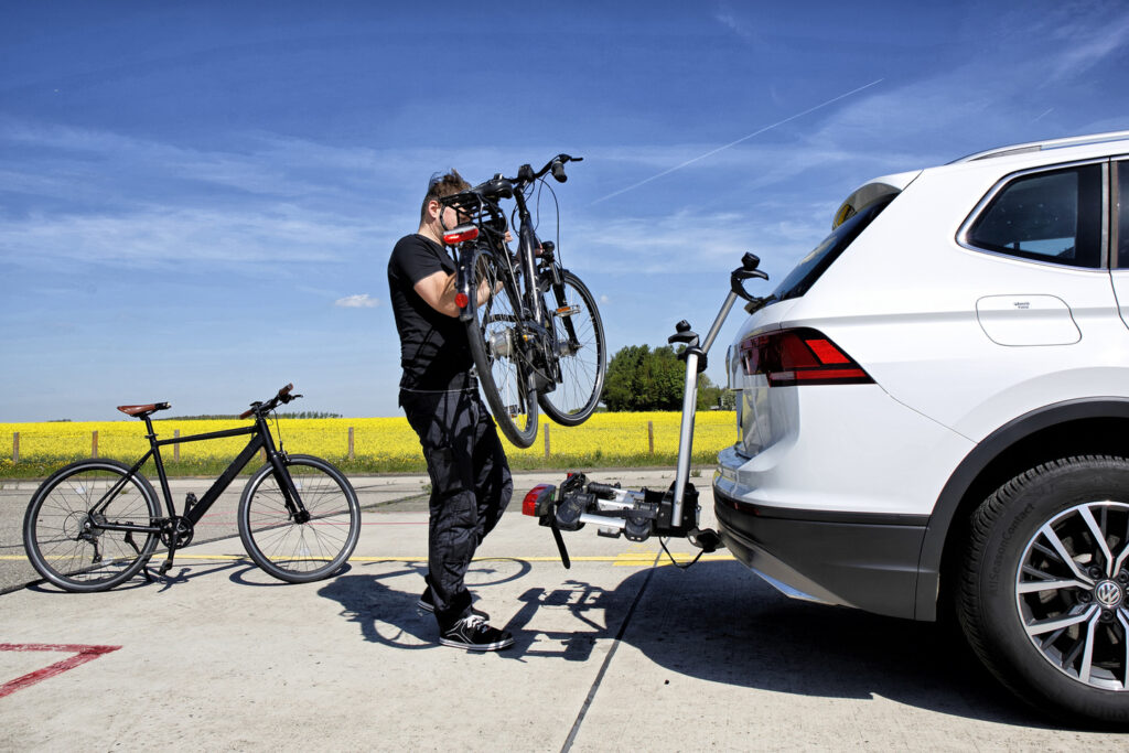 Für den Transport von Fahrrädern mit dem Auto stehen im Prinzip drei Systeme zur Verfügung: am Dach, am Heck oder mittels Anhängerkupplung.