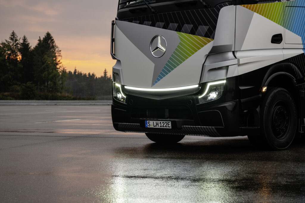 Der eActros LongHaul wird als erstes vollelektrisches Serienfahrzeug von Mercedes-Benz Trucks von A bis Z auf der heute bereits bestehenden Montagelinie im Lkw-Werk Wörth gefertigt werden.