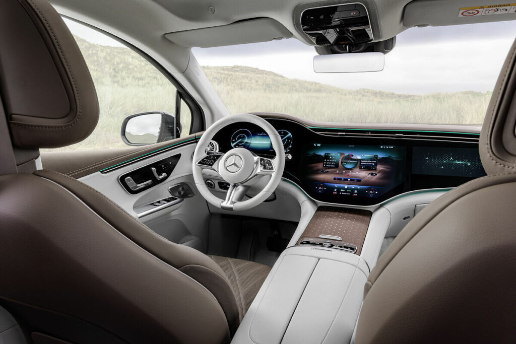 Der optional erhältliche MBUX Hyperscreen setzt die Digitalisierungstrategie von Mercedes eindrucksvoll um.