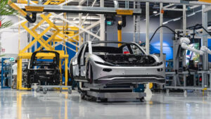 Lightyear startet als erstes Unternehmen die Serienproduktion eines Solar-Elektrofahrzeugs.