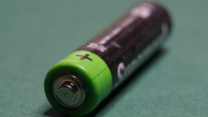 Eine Alternative für Lithium-Ionen-Batterien sind möglicherweise Calcium-Schwefel-Batterien, deren Entwicklung im vom Deutschen Zentrum für Luft- und Raumfahrt (DLR) koordinierten Verbundprojekt "CaSino" vorangetrieben wird.
