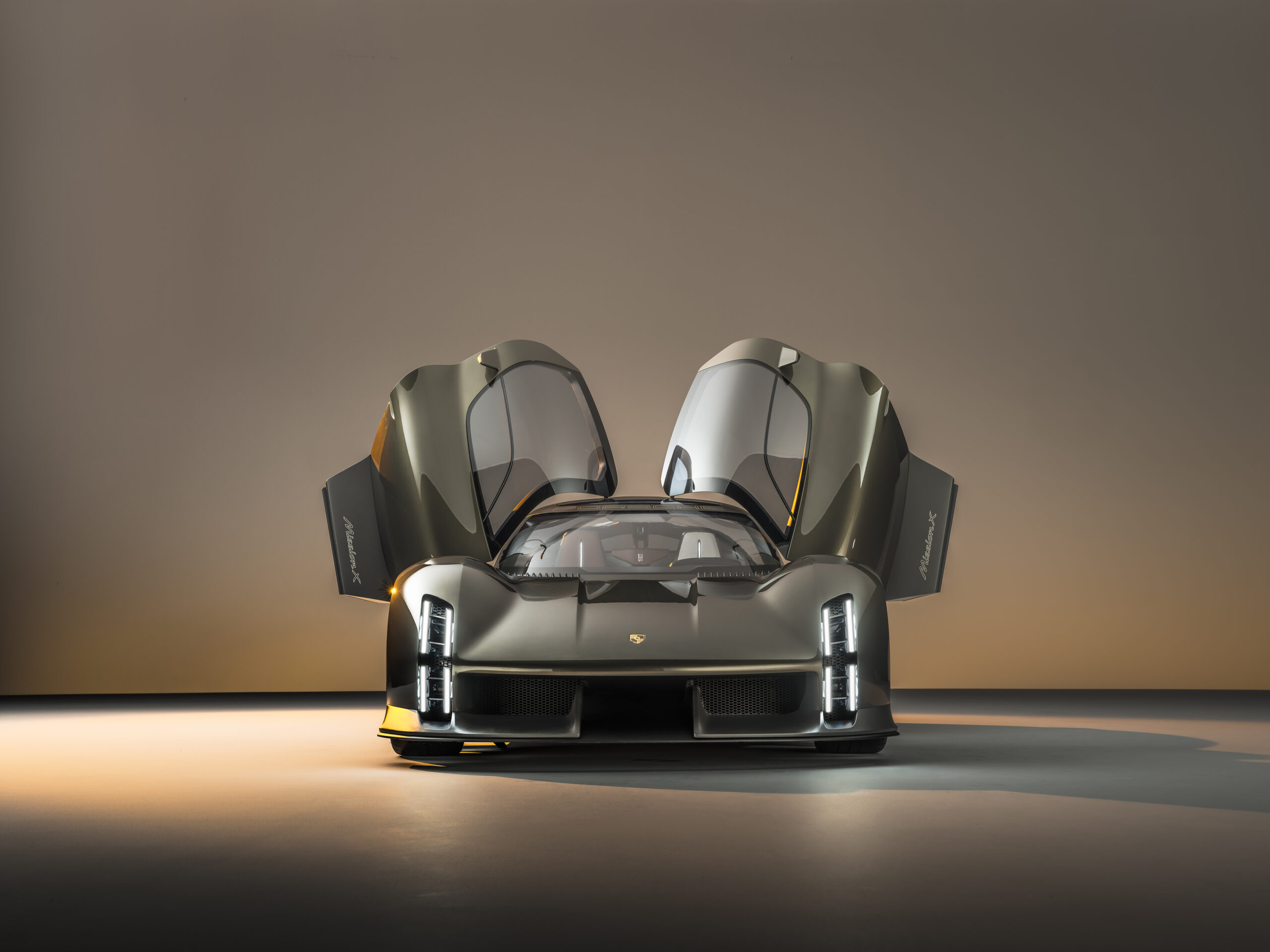 Der Mission X ist die spektakuläre Neuinterpretation eines Hypercars mit nach vorne oben öffnenden Le-Mans-Türen.