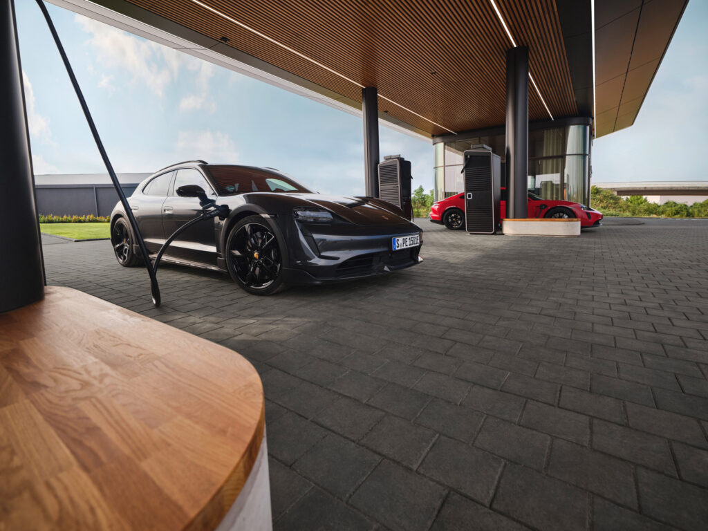 Die Porsche Charging Lounges sind in den Porsche Charging Service integriert und werden im Navigationssystem angezeigt.