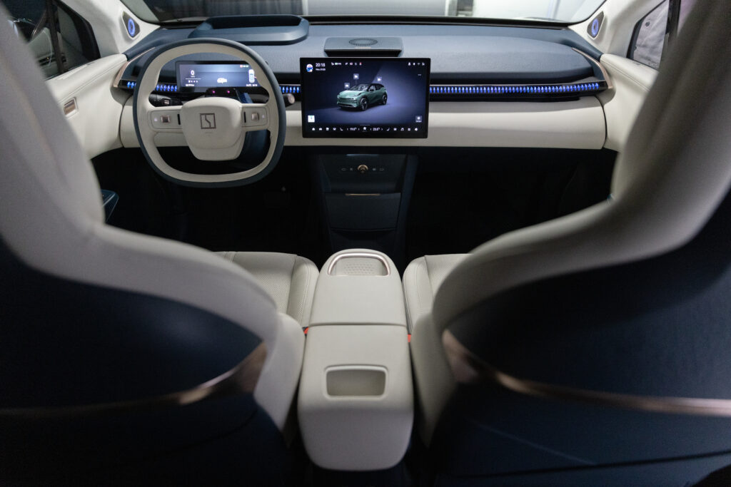 Das intelligente, 5G-fähige digitale Cockpit des Zeekr X bietet Spitzentechnologie, eine Fülle vernetzter Funktionen und intuitive Bedienelemente, mit denen jede Fahrt angenehmer und bequemer wird.