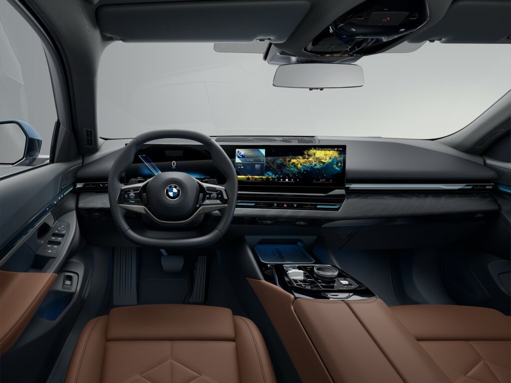 Im Mittelpunkt der progressiven, fahrerorientierten Cockpitgestaltung steht das BMW Curved Display. (Bild: BMW Group)