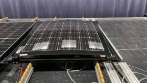 Im Rahmen eines internationalen Verbundes testet TÜV Rheinland aktuell dachintegrierte Photovoltaik-Modulen in Fahrzeugen, sogenannte „Vehicle integrated PV“ (VIPV).