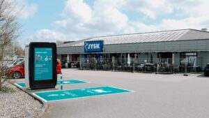 Die dänische Einzelhandelskette JYSK und das Cleantech-Unternehmen Numbat gehen eine Partnerschaft ein, um die Schnellladeinfrastruktur für Elektroautos in Deutschland zu erweitern. 