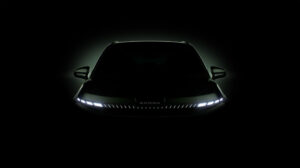 Škoda Auto hat die ersten offiziellen Silhouettenbilder des neuen Elroq veröffentlicht. Das rein elektrische Kompakt-SUV entspricht als erstes Modell der Designsprache Modern Solid.