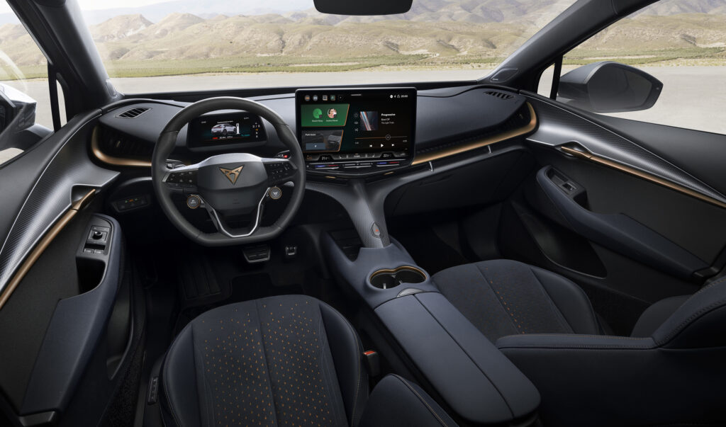 Digitalisierung steht beim Cupra Tavascan im Mittelpunkt: Das vollelektrische SUV-Coupé verfügt serienmäßig über ein 15-Zoll-Infotainmentsystem – das bislang größte in einem Cupra Modell –, das in hohem Maße personalisiert werden kann.