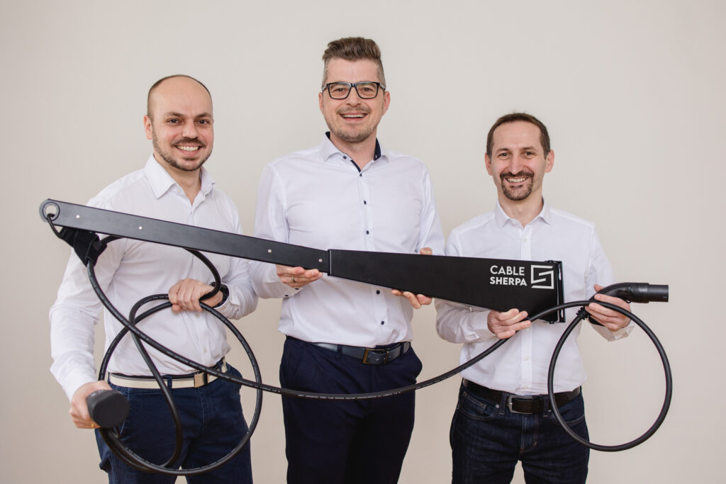 ie drei technikaffinen Oberösterreicher - Helmut Kastler, Erwin Kunst und Andreas Affenzeller - mit ihrem neuen Start-up Cable-Sherpa, ein smartes Kabelmanagementsystem für E-Ladeplätze zu entwickeln.