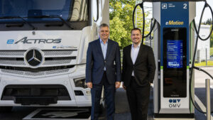 Gemeinsam mit Daimler Truck Austria und Siemens Österreich feiert die OMV die Weltpremiere mit der ersten 400 kW-Ladesäule unter der eMotion Marke für E-LKW, die sich in Laakirchen an der verkehrsträchtigen Westautobahn zwischen Wien und Salzburg befindet.