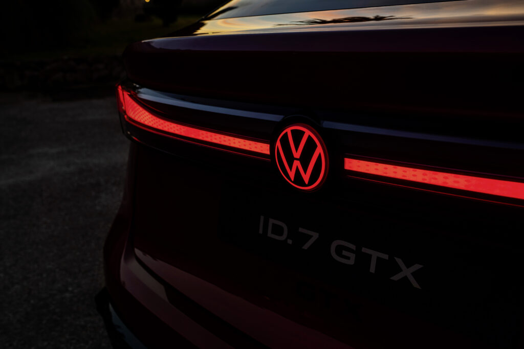 Serienmäßig ist der ID.7 GTX zudem mit „IQ.Light– LED-Matrixscheinwerfern“ sowie illuminierten VW-Logos in der Front- und Heckpartie ausgestattet.