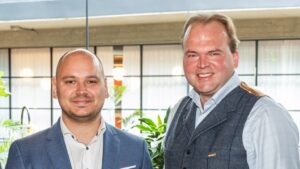 Matthias Damberger, Head of E-Mobility ORLEN Austria, und Hauke Hinrichs, CEO SMATRICS, gemeinsam bei einem Pressetermin.