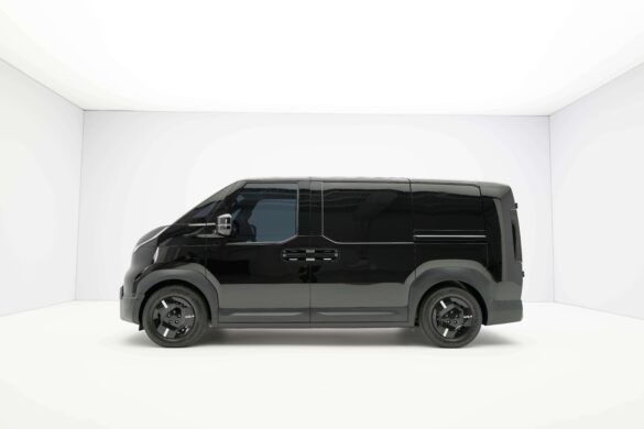 Unknown Seitenansicht des Kia PV5 Cargo in Schwarz, aufgenommen im Studio.