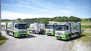 Vier vollelektrische Mercedes-Benz eActros 300 der Zellinger GmbH stehen einsatzbereit auf dem Betriebsgelände.