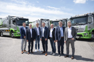 Gruppenfoto von Vertretern der Zellinger GmbH und Partnern vor den neuen eActros Müllfahrzeugen.