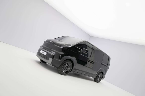 kia-PV5-cargo-studio-highres-04 Kia PV5 Cargo in Schwarz, schräg von vorn im Studio aufgenommen.