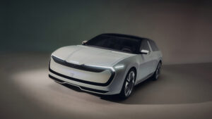 Frontansicht der Škoda Vision O, ein weißes Elektro-Kombi-Konzeptfahrzeug mit modernem Solid-Design und markantem Tech-Loop-Face.