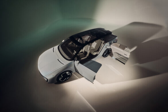 Obenansicht der Škoda Vision O mit geöffneten Türen und Blick auf das luftige, helle Interieur.