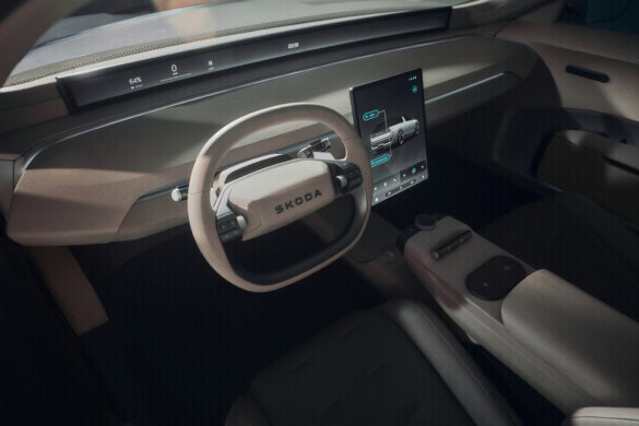 Cockpit der Škoda Vision O mit neuem Horizon-Display, großem Touchscreen und modernem Lenkrad.