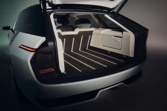 Kofferraum der Škoda Vision O mit geräumigem Ladevolumen und integriertem Kühlschrank