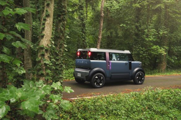 0022_Dacia_z-suba_Luc_Lacey Dacia Hipster Concept fährt durch eine grüne Waldstraße.