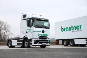 Elektrischer Mercedes-Benz eActros Sattelzug von Brantner green solutions mit Anhänger.