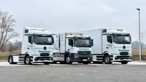 Drei elektrische Mercedes-Benz eActros Lkw von Brantner green solutions auf einem Betriebsgelände.