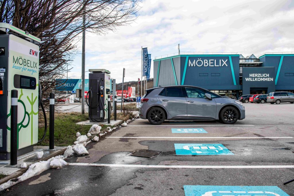 Ein Elektroauto lädt an EVN-Schnellladestationen vor dem Möbelix-Markt in Langenzersdorf.