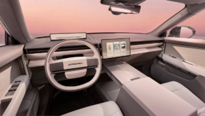 Minimalistisches Cockpit des Range Rover GT mit zentralem Touchscreen und digitalem Fahrerdisplay.