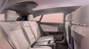 Heller Fond des Range Rover GT mit großzügigem Platzangebot und Mittelkonsole.