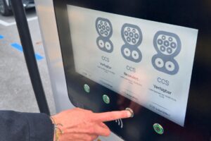 Bedienung eines Schnelllade-Terminals mit Anzeige verfügbarer und reservierter CCS-Ladepunkte.