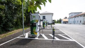 Neuer Plenitude-Ladehub mit Ladesäulen und markierten Stellplätzen in Hallein.