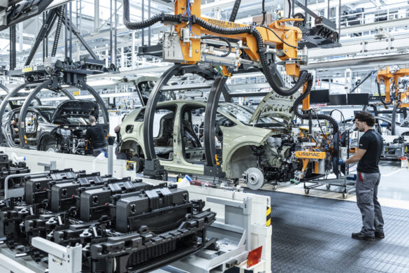 Audi A2 e-tron während der Montage im Werk Ingolstadt mit Mitarbeiter und automatisierten Produktionsanlagen.