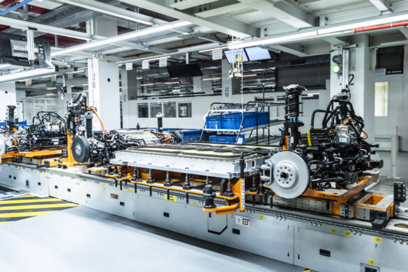 Fahrwerk und Batteriekomponenten des Audi A2 e-tron auf einer Montagelinie im Audi-Werk.