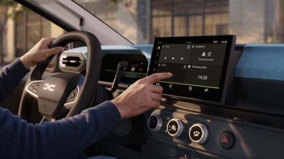 Cockpit des neuen Dacia Spring mit digitalem Kombiinstrument, großem Multimedia-Touchscreen und Multifunktionslenkrad.